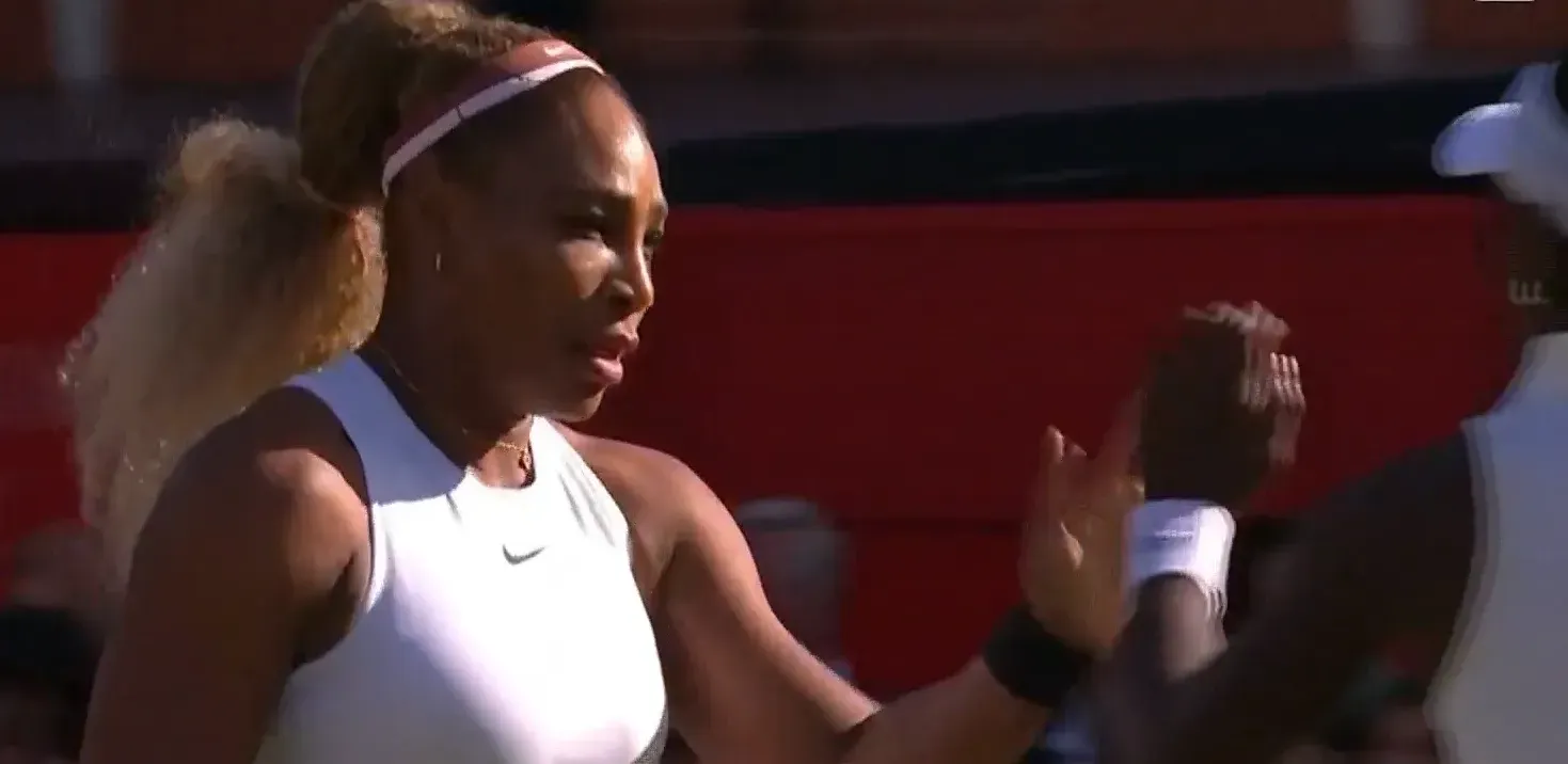 Serena Williams vence no regresso